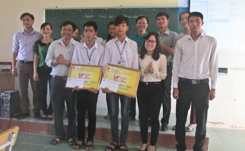 Đại diện Tỉnh đoàn trao giấy chứng nhận và giải thưởng cuộc thi Tự hào Việt Nam cho hai em học sinh trường THPT Cẩm Thủy 3